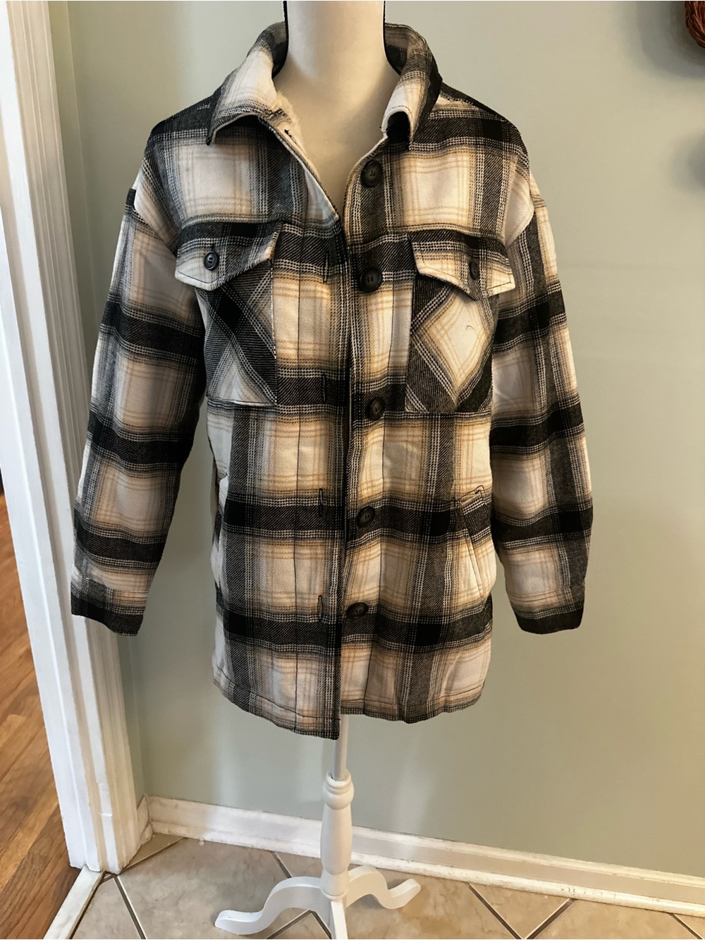 Love Tree Black and Cream Plaid Sherpa-Lined Jacket